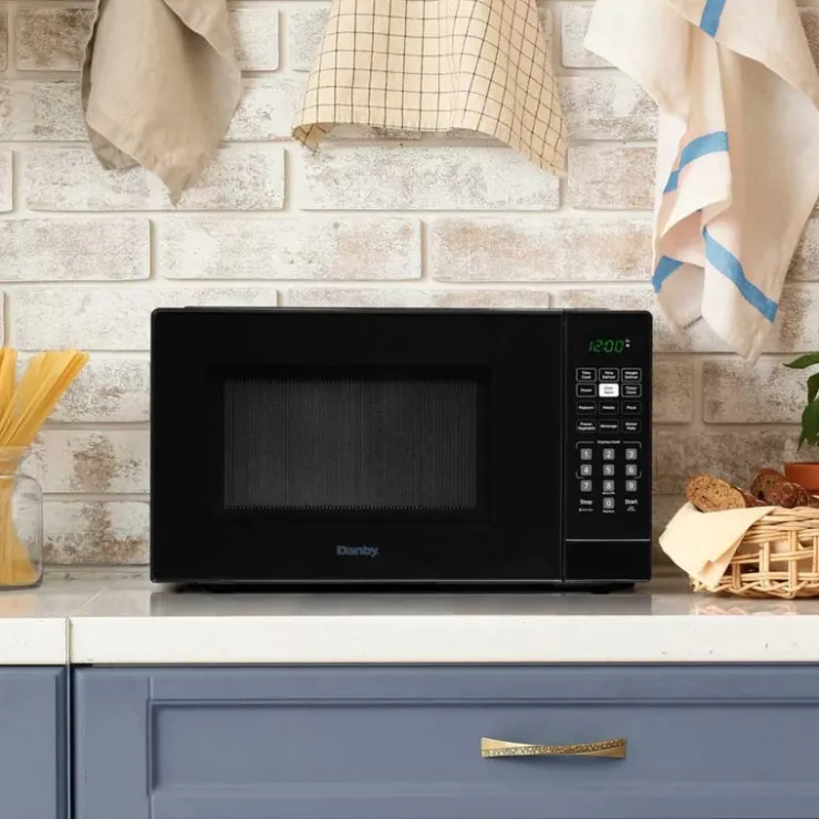 Danby Microwave 900 21" DBMW1121BBB Black Outlet