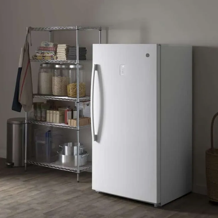 GE Appliances GE 17,3 cu ft freezer , Vertical, 33" - FUF17SMRWW White